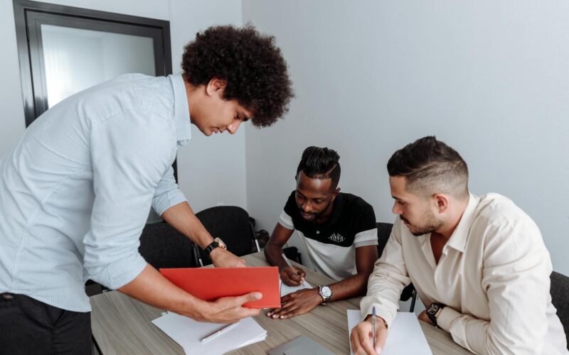 ¿Qué es la consultoría social y cómo puede beneficiar a tu empresa en  Colombia?