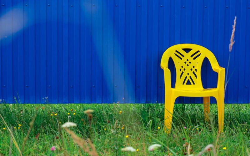 Sillas plásticas en Chile: ideales para terrazas, jardines y playas